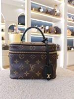 Louis Vuitton, Vanity PM, PM, Brown, Like New - Image 4