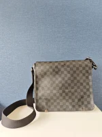 Louis Vuitton, District , MM, Black, Very Good - Image 4