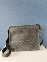 Louis Vuitton, District , MM, Black, Very Good - Image 5