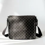 Louis Vuitton, District , MM, Black, Very Good